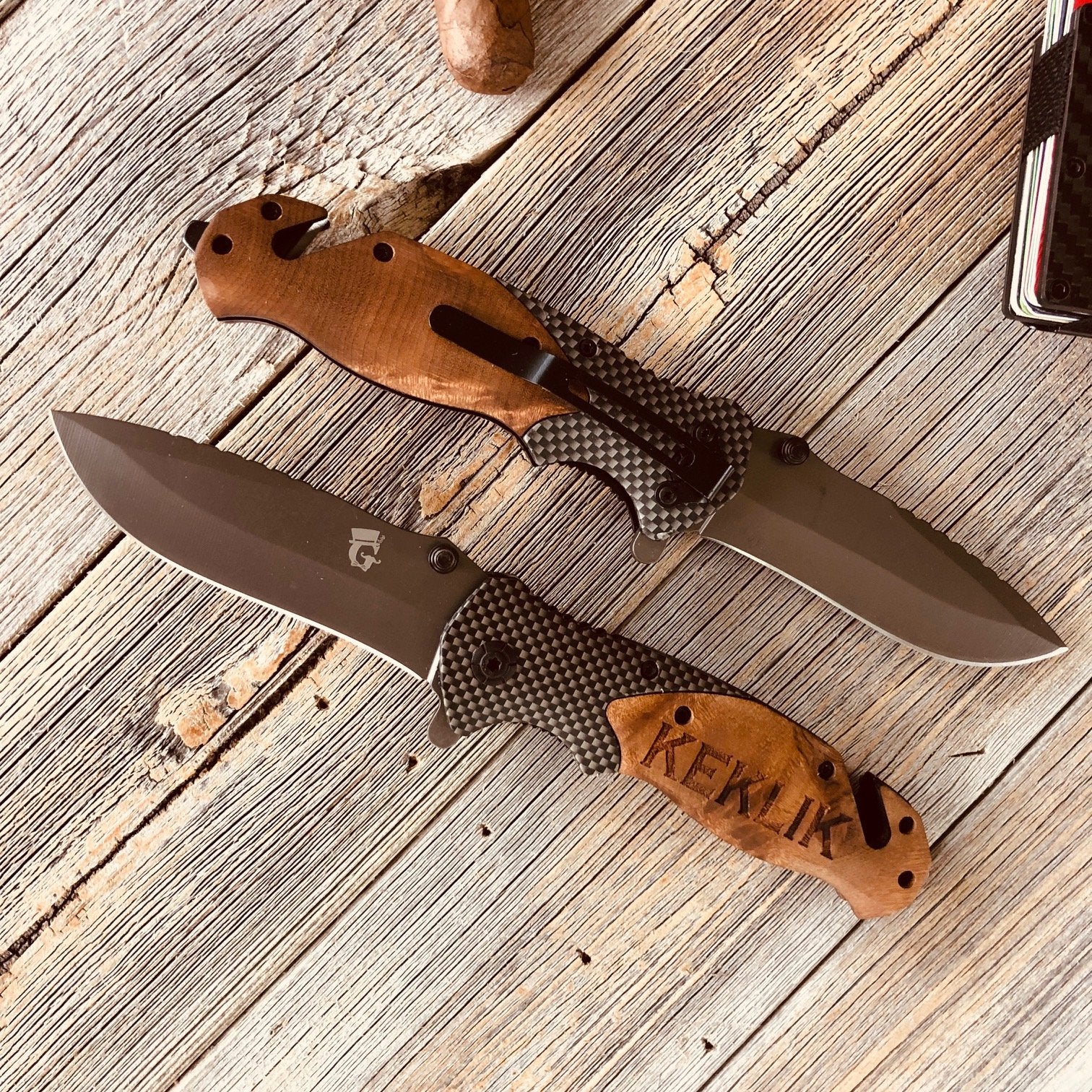 https://www.groovygroomsmengifts.com/cdn/shop/products/engraved-pocket-knife-carbon-fiber.jpg?v=1665170286